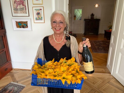 mischa mit zucchini blüten und wein